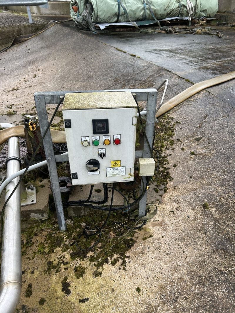 Sumbersible sump pump with local control system and davit - Operational - Image 5