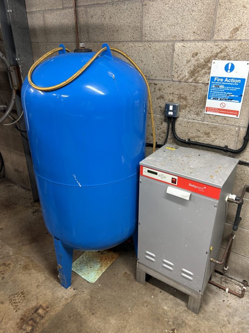 Water pressurisation system and expansion vessel